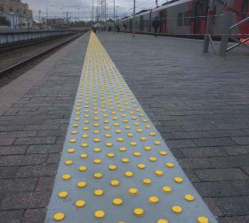 Тактильная разметка на платформе Финляндского вокзала